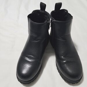 Steve Madden Girls black boots. Youth size 2